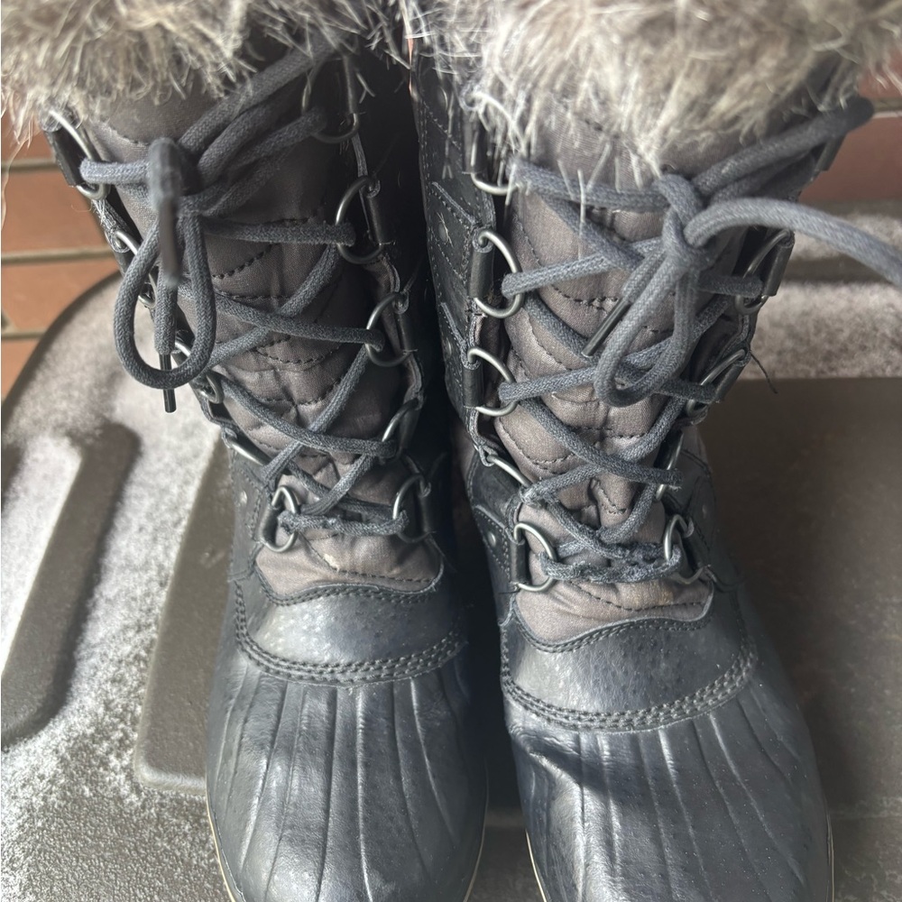 Sorel Black and Gray Winter Boots with Fur - Picture 5 of 8